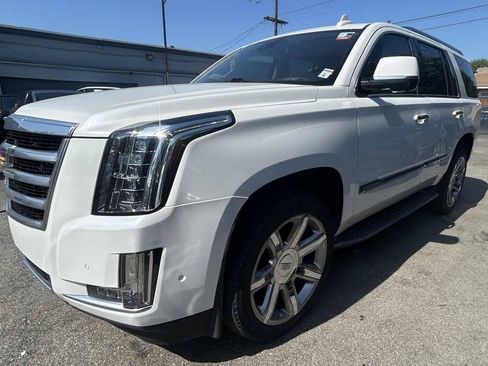 Used 2018 Cadillac Escalade Luxury RWD image 1
