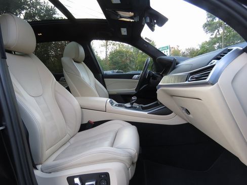 Used 2022 BMW X7 xDrive40i w/ Premium Package image 14