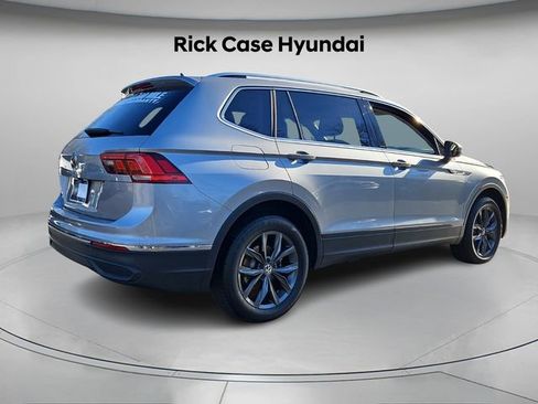 Used 2023 Volkswagen Tiguan SE w/ Panoramic Sunroof Package image 7
