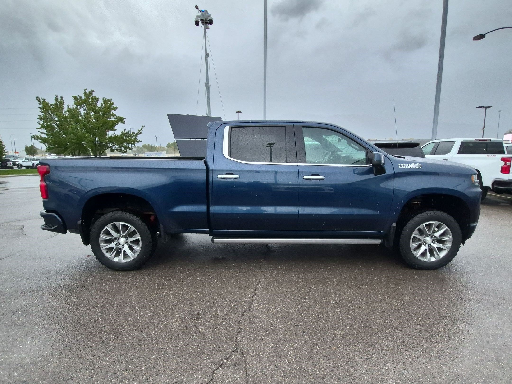 Used 2019 Chevrolet Silverado 1500 High Country w/ Technology Package AWD/4WD image 2