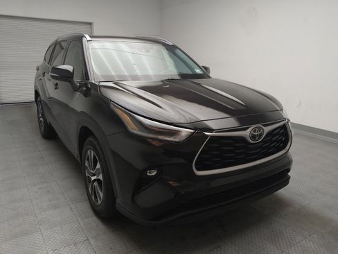 Used 2021 Toyota Highlander XLE FWD image 14