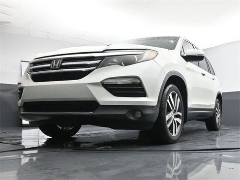 Used 2017 Honda Pilot Touring image 32