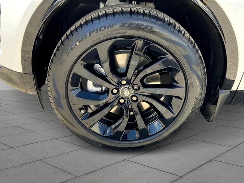 New 2025 Land Rover Discovery Sport Dynamic SE image 11