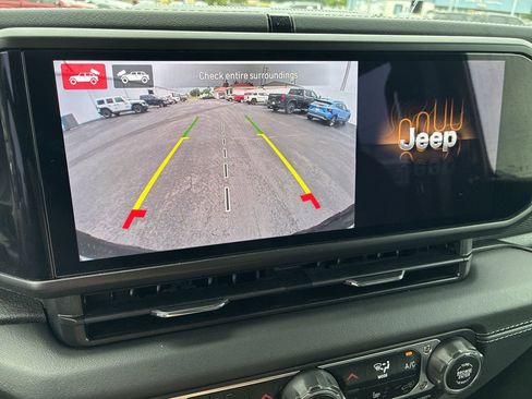Used 2024 Jeep Wrangler Unlimited Rubicon w/ Technology Group AWD/4WD image 16