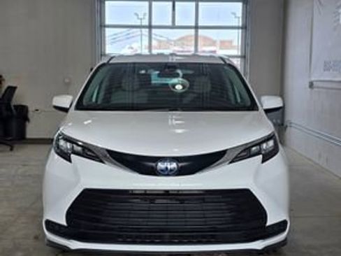 Used 2024 Toyota Sienna LE image 10