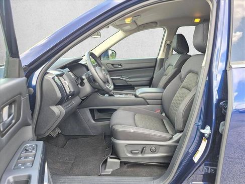 Used 2025 Nissan Pathfinder SV FWD image 16