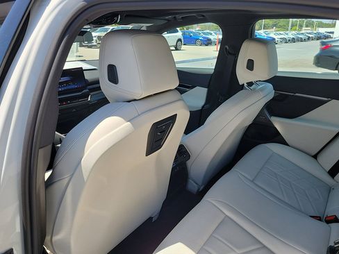 Used 2025 BMW 530i w/ M Sport Package RWD image 13