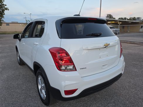 Used 2022 Chevrolet Trax LS w/ Tint and Cruise Package FWD image 5