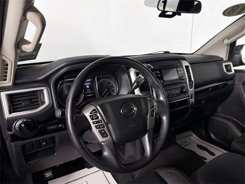 Used 2018 Nissan Titan SV image 9