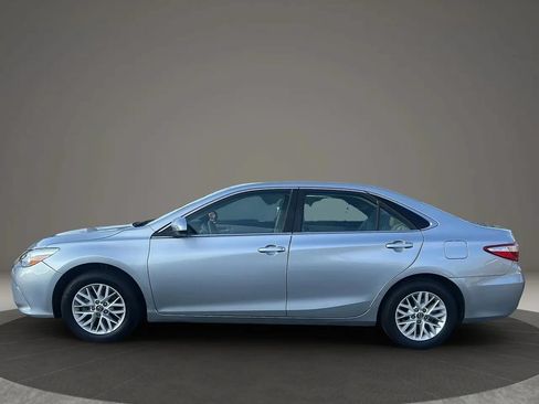 Used 2017 Toyota Camry LE FWD image 4