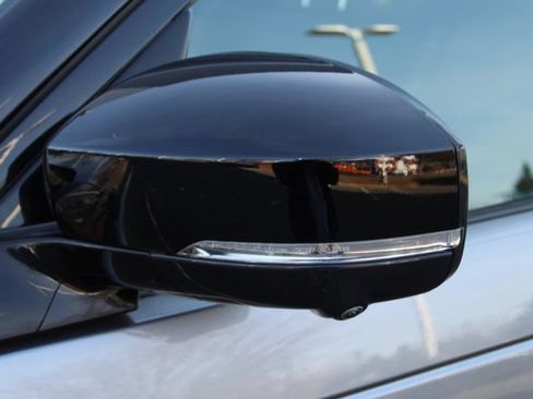 Used 2025 Land Rover Discovery Dynamic SE image 12