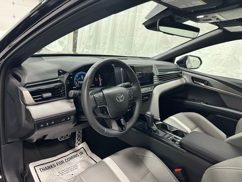 Used 2025 Toyota Camry SE w/ Convenience Package FWD image 15