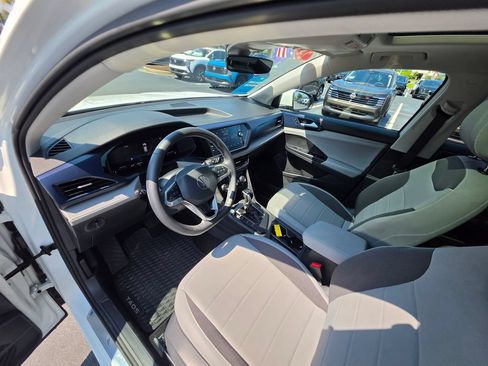 Used 2024 Volkswagen Taos SE w/ Panoramic Sunroof Package FWD image 17