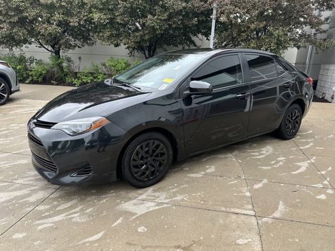 Used 2017 Toyota Corolla LE FWD image 3