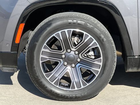 Used 2024 Jeep Wagoneer Series II w/ Flexible Seating Group image 28