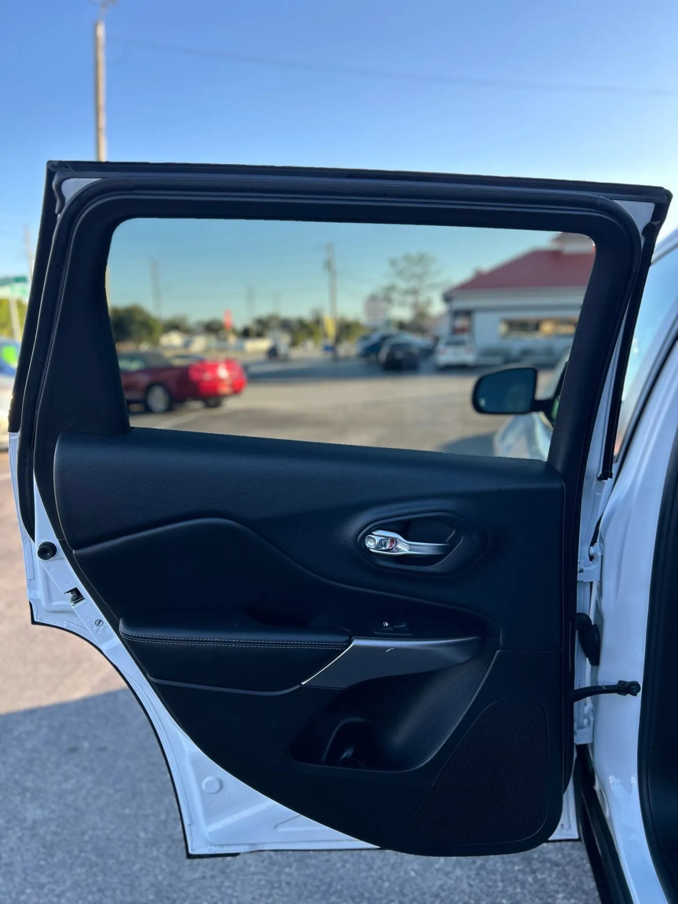 Used 2019 Jeep Cherokee Limited AWD/4WD image 21