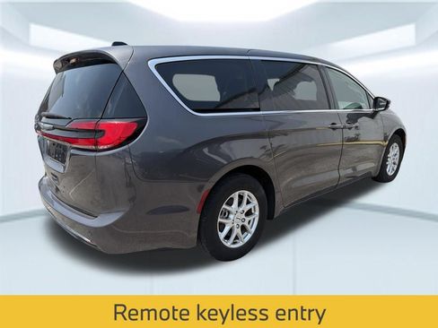 Used 2023 Chrysler Pacifica Touring-L FWD image 9