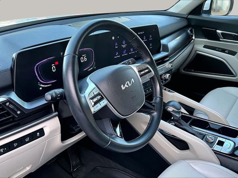 Certified 2025 Kia Telluride S FWD image 18