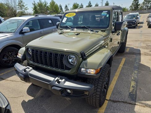 Used 2025 Jeep Gladiator Sport image 4