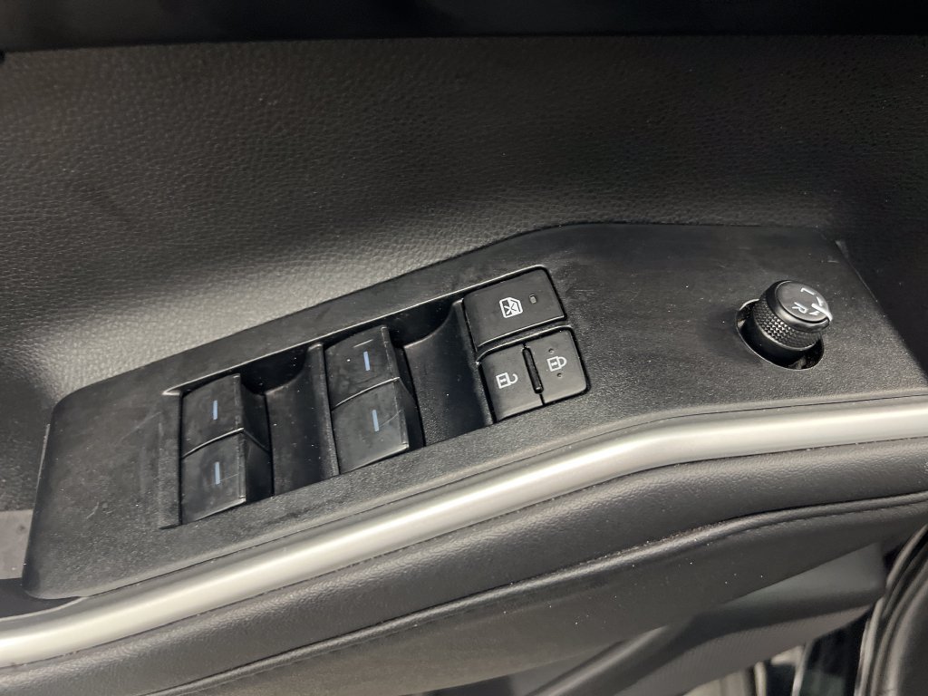 Used 2025 Toyota Highlander XLE FWD image 15