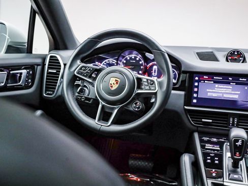 Used 2022 Porsche Cayenne Platinum Edition image 19