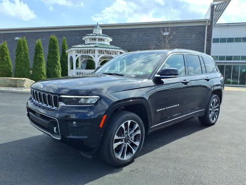 Used 2023 Jeep Grand Cherokee Overland w/ Luxury Tech Group IV AWD/4WD image 2