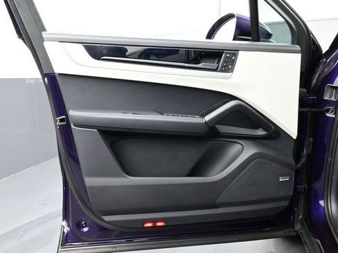 Certified 2024 Porsche Cayenne Coupe AWD/4WD image 7