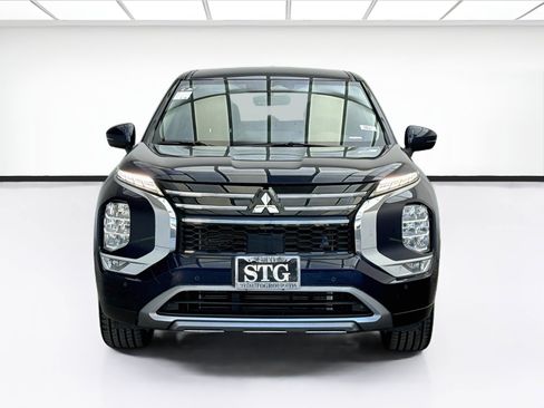 Used 2025 Mitsubishi Outlander SE FWD image 2