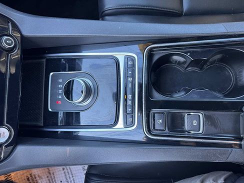 Used 2020 Jaguar F-PACE Premium image 36