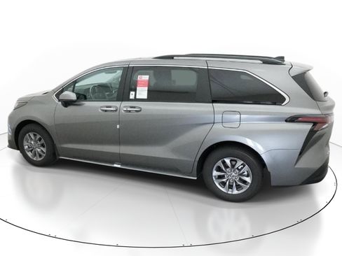 New 2026 Toyota Sienna XLE FWD image 4