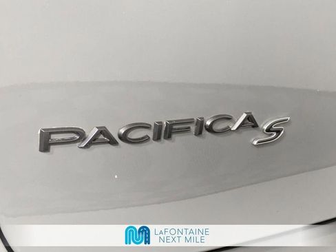 Used 2021 Chrysler Pacifica Touring-L w/ S Appearance Package AWD/4WD image 10
