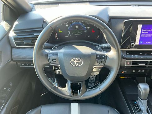 Used 2025 Toyota Camry SE image 13