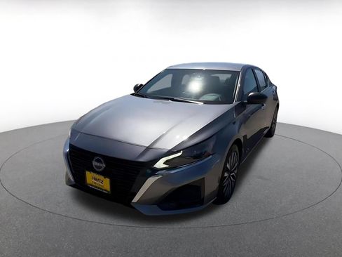 Used 2025 Nissan Altima 2.5 SV FWD image 7