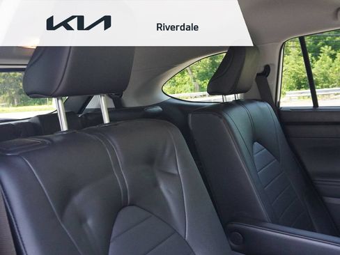 Used 2023 Toyota Highlander XLE AWD/4WD image 38