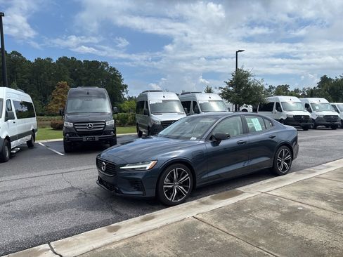 Used 2022 Volvo S60 T8 R-Design Expression w/ Advanced Package image 7