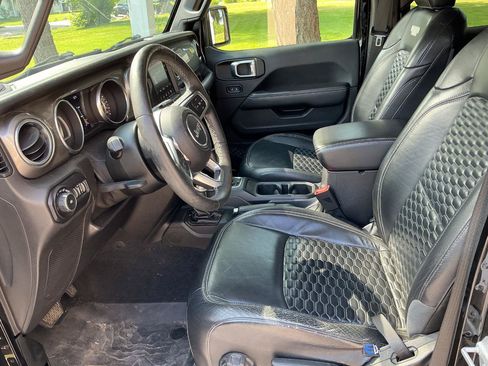 Used 2018 Jeep Wrangler Unlimited Sahara w/ Dual Top Group AWD/4WD image 10