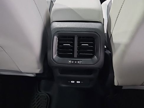 New 2026 Volkswagen Taos SE image 18