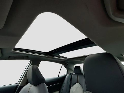 Used 2019 Toyota Camry XLE w/ Navigation Package image 23