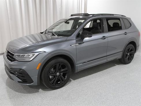 Certified 2023 Volkswagen Tiguan SE R-Line image 3