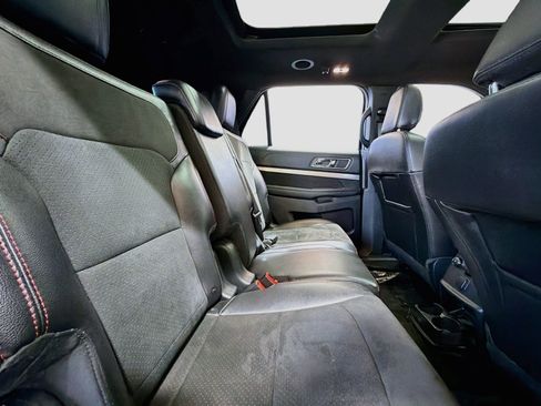 Used 2018 Ford Explorer XLT w/ Equipment Group 202A FWD image 19