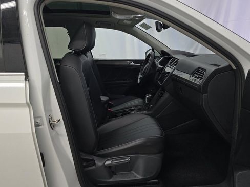 Used 2022 Volkswagen Tiguan SE w/ Panoramic Sunroof Package image 8