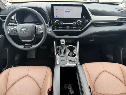 Used 2025 Toyota Highlander Limited AWD/4WD image 22