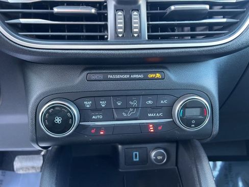 Used 2020 Ford Escape SE image 28