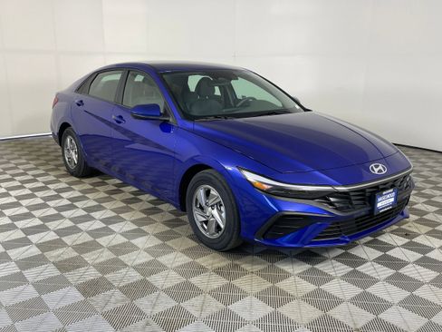 Certified 2025 Hyundai Elantra SE w/ Cargo Package FWD image 25