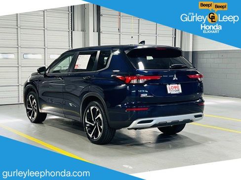 Used 2024 Mitsubishi Outlander SE image 1
