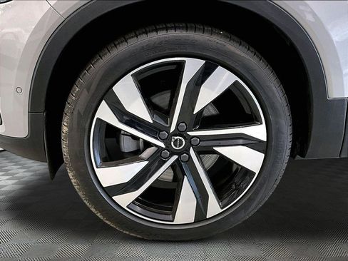 Used 2025 Volvo XC40 B5 Plus image 29
