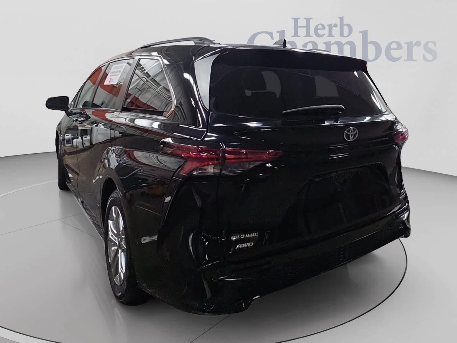 Used 2022 Toyota Sienna XSE w/ XSE Plus Package AWD/4WD image 3