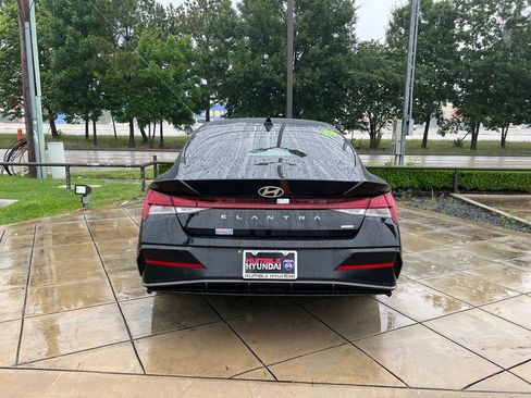 Used 2025 Hyundai Elantra Limited FWD image 12