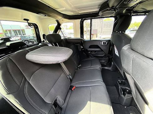 Used 2022 Jeep Wrangler Unlimited Sahara AWD/4WD image 19