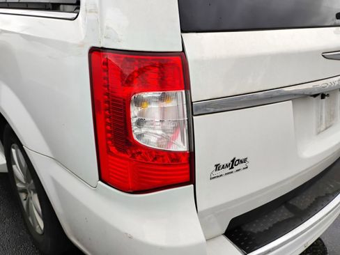 Used 2015 Chrysler Town & Country Limited Platinum image 10